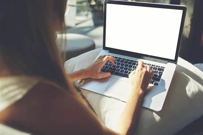 上班族女突收10万税单 意外揭身世之谜：竟是富家千金(示意图/达志影像)