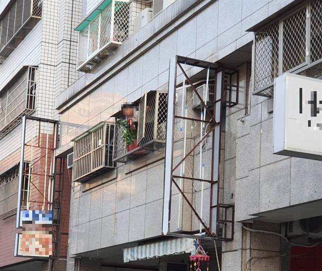 男子持刀爬至住家2樓陽台意圖跳樓。（讀者提供／張妍溱台中傳真）