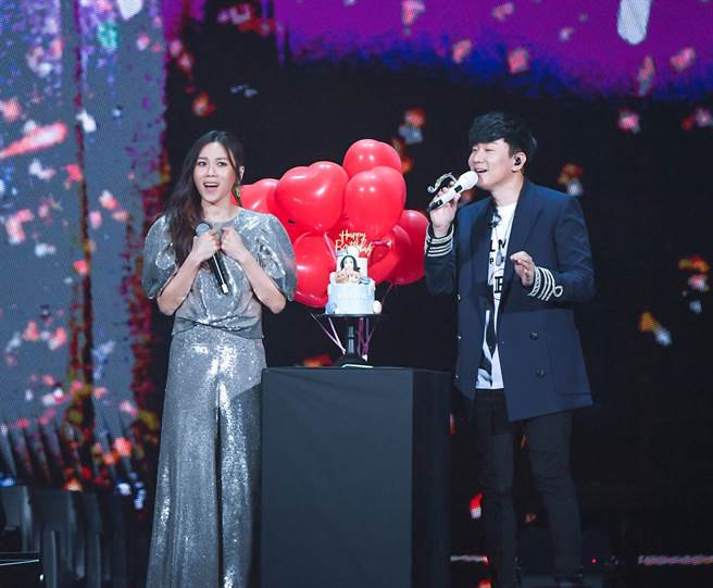 林俊杰（右）今晚为蔡健雅助阵开唱。（卢祎祺摄）