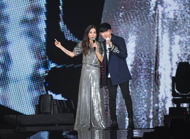 林俊杰（右）今晚为蔡健雅助阵开唱。（卢祎祺摄）