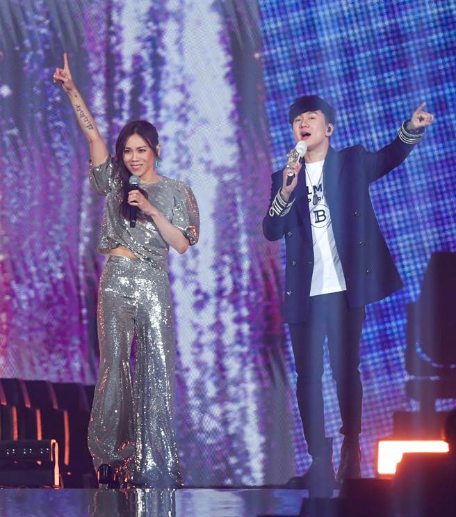 林俊杰（右）今晚为蔡健雅助阵开唱。（卢祎祺摄）