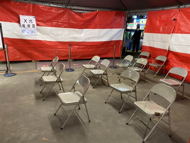 图为该医院户外筛检区。(图／黄婉婷摄)