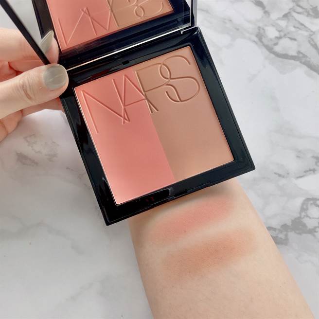 时尚谬思双色颊彩盘手部试色。（邱映慈摄）