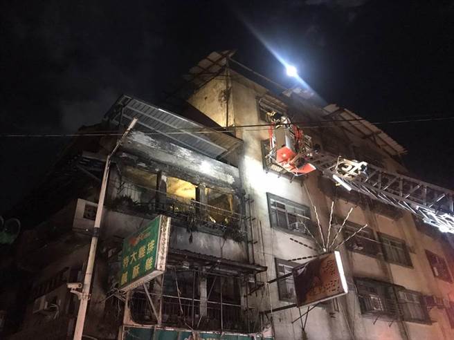 基隆东信路民宅窜大火 警消衝进火场惊见一具焦尸。（吴康玮摄）