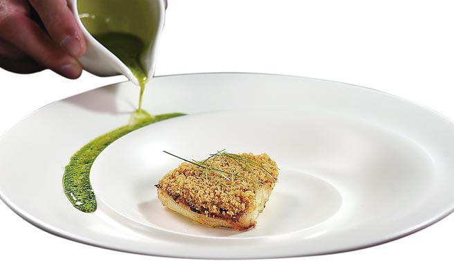 用有立体迴旋的餐盘盛装以「豆酥鳕鱼」概念设计的〈豆浆／豆酥／味噌〉，倒入提味的绿色酱汁时产生的「迴旋流」，颇有意境。图／姚舜