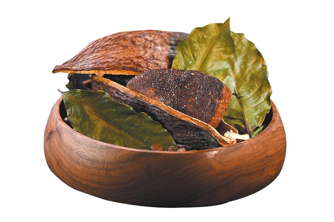 〈和牛／咖啡／可可〉在呈盘前，会以可可豆荚为容器「秀菜」后再分切。图／姚舜