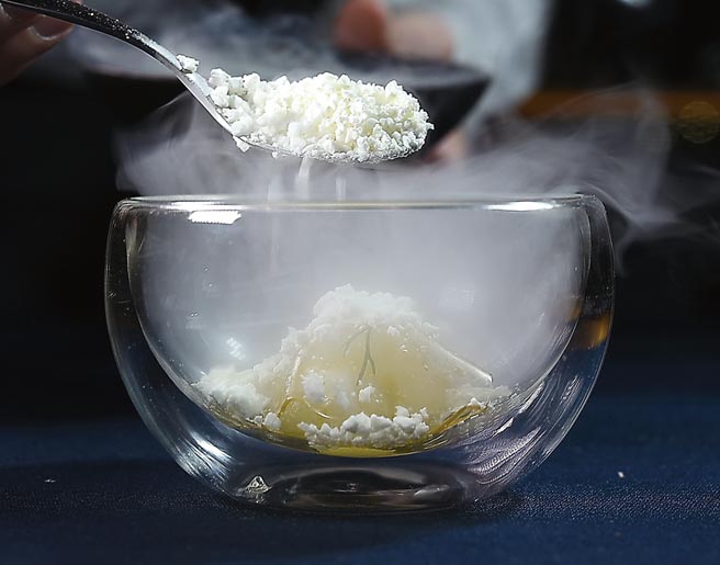 〈水梨／核桃／莳萝〉，是以糖渍水梨搭配核桃泥再盖一层桂花晶冻，最后洒上用液态氮急冻的水梨汁。图／姚舜