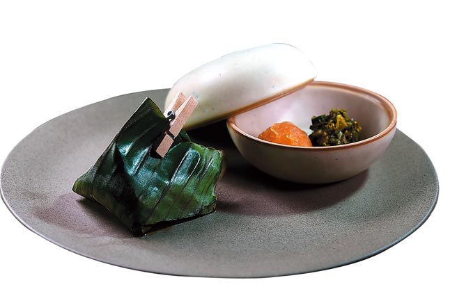 〈松阪猪／小米／渍菜〉呈盘上桌时，会搭配两种不同的渍菜让客人配饭。图／姚舜