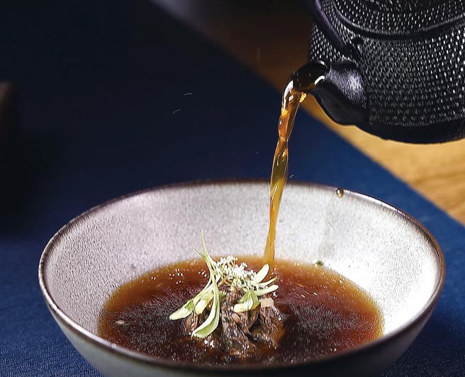 第二吃是品尝用三款不同年份菜脯和鸡骨熬制的鸡汤。图／姚舜