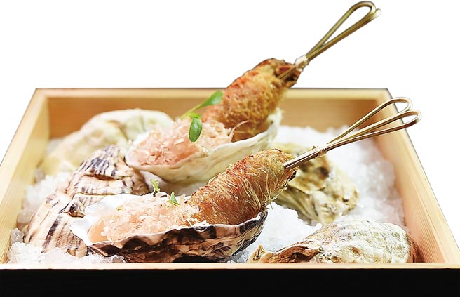 灵感来自台湾街头小吃「蚵仔麵线」的〈生蚝／蒜泥／麵线〉，用来招待客人的「杀必死」美食。图／姚舜