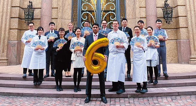 台北文華東方酒店總經理貝理卡（中）到任後，期許員工將傳遞「絕佳服務」視為首要任務。圖／台北文華東方酒店