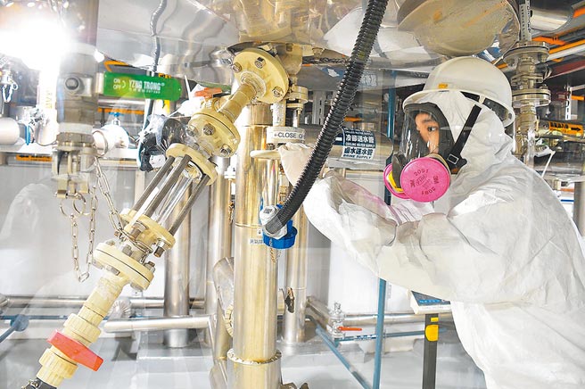 全球疫情告急，国内加快疫苗研发脚步。图为台耀化学实验室研发新冠肺炎疫苗与药物。（台耀化学提供）