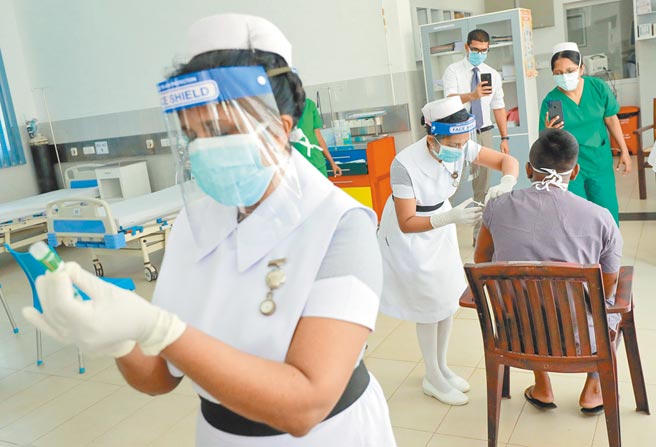 专家认为，疫苗的保护力并不是重点，毕竟是减弱而非消灭病毒，台湾最该担心是「有没有」的问题。图为印度官员接受AZ疫苗注射。（路透）