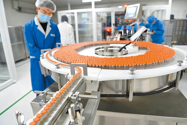 台湾迄今仍无新冠疫苗可用，对于是否进口大陆疫苗施打？指挥官陈时中昨回应，没有疫苗可用才会考虑。图为大陆新冠病毒灭活疫苗生产线。（中新社）