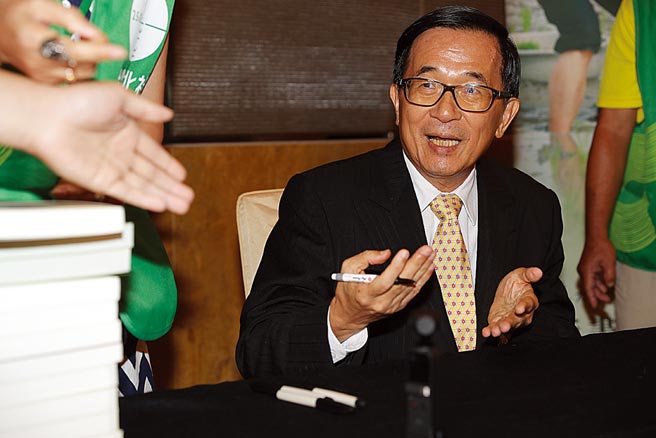 民進黨立院黨團總召柯建銘昨表示，國務機要費本就是特別費，性質一致應比照除罪化，民進黨團盼下會期修法。圖為2019年前總統陳水扁參加他的口述歷史回憶錄簽書會。（本報資料照片）