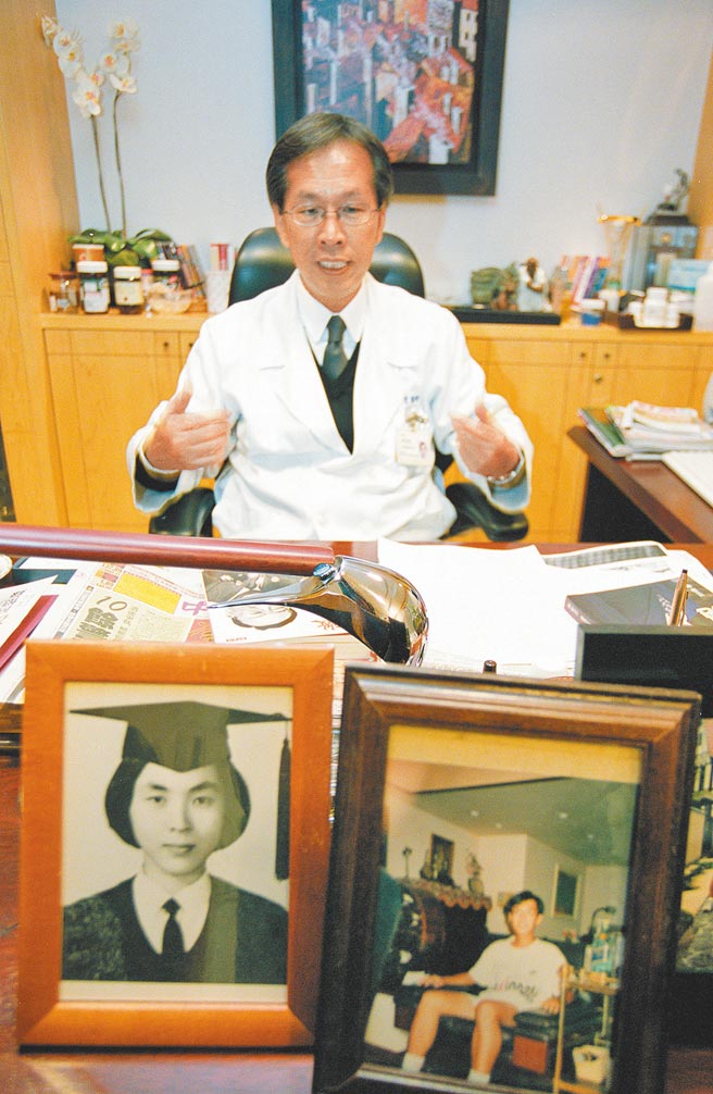 黄芳彦举枪自尽也可能与其罹遗传性躁郁症有关，且在妻（前左）及长子（前右）相继过世后忧郁情况更明显。（本报资料照片）