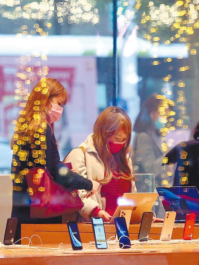 行政院主计总处29日公布2020年全年经济成长率概估为2.98%，不只是近3年最高，更超越中国大陆的2.3%，是30年来首见，图为民眾上街购物。（赵双杰摄）