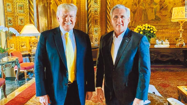 卸任後首度公開露臉！美國前總統川普（左），28日在佛羅里達州海湖莊園，會晤共和黨眾院少數黨領袖麥卡錫，先前有嫌隙的兩人相談甚歡。川普承諾將出手幫助共和黨，在2022年期中選舉奪回眾議院掌控權。（摘自「拯救美國」政治行動委員會）