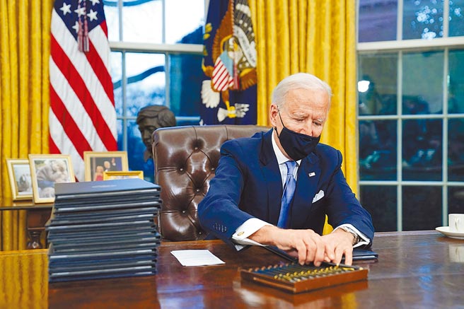 美国总统拜登28日签署两项与健康照护相关的行政命令，包括让前总统欧巴马推动的 《平价医疗法》（俗称欧记健保）重新开放登记。（美联社）