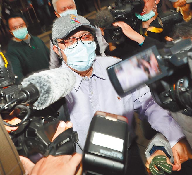台北地院合議庭裁定蘇震清以1000萬元交保，蘇在大批媒體包圍下步出地院。（季志翔攝）