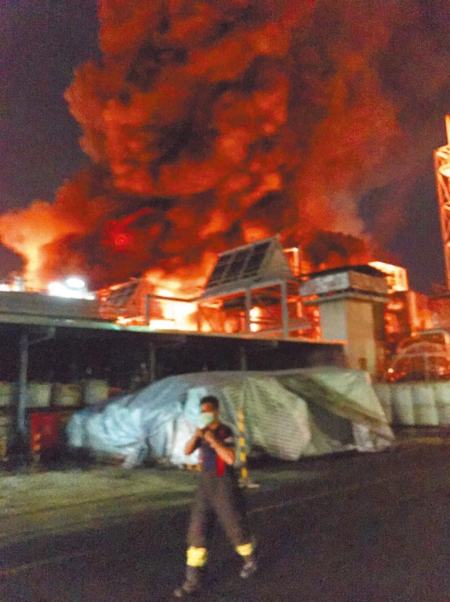 高雄林园工业区联成化科29日晚间火警，现场火势猛烈。（翻摄照片／曹明正高雄传真）