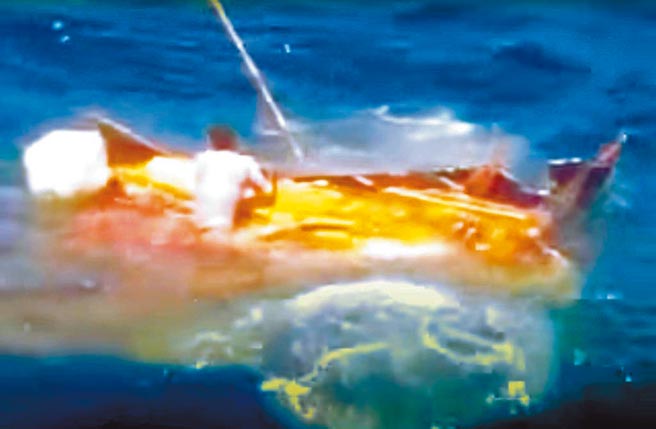 高雄远洋渔船「屏新101号」大陆籍代理船长汪峰裕，于2012年涉嫌在印度洋公海，指挥武装保全持枪对4名索马利亚海盗扫射，高雄地院29日依杀人罪判处汪峰裕26年有期徒刑，可上诉。（本报资料照）