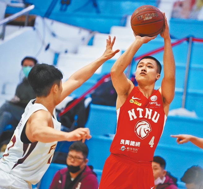 台湾师大后卫陈又玮（右）昨天在枪响同时投进绝杀球，帮助台师气走辅大。（大专体总提供）