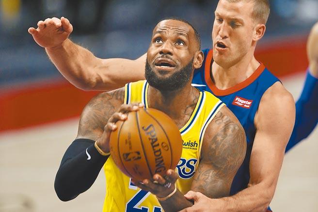 湖人连2天客场作战，「小皇帝」詹姆斯（左）的下半场表现失常。（路透）