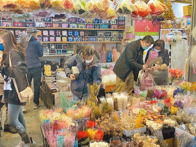 台北花市在农历年前特别延长营业时间，从2月7日起至11日连续5天24小时不打烊。（游念育摄）