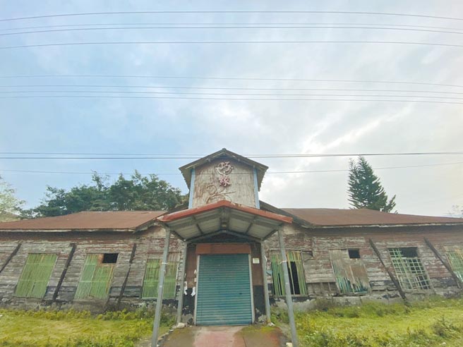 花蓮縣鳳林鎮耶穌聖心天主堂是鎮內僅存木造天主堂，屋主沒有足夠經費修繕傳出求售消息。（羅亦晽攝）