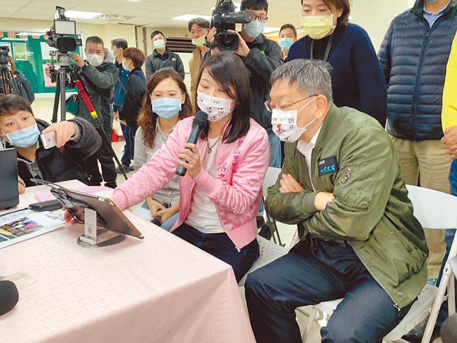 台北市试办数位便民系统，平板电脑问题多挨轰像是「砖块」，市长柯文哲（前右一）29日视察内湖区碧山里办公处数位便民系统使用情形。（张薷摄）