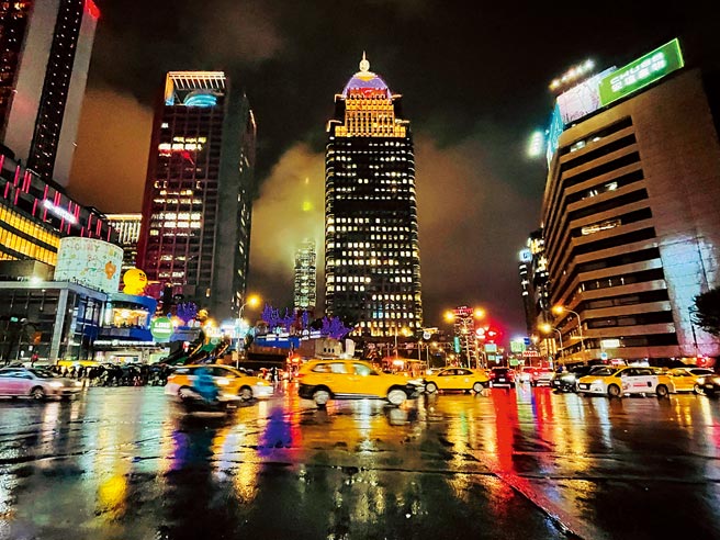 台北市每年都会统计10大事故路口并改善交通措施，有些路口无论怎么改善，却仍待在10名内，像忠孝东路、基隆路口就是其一。（吴康玮摄）