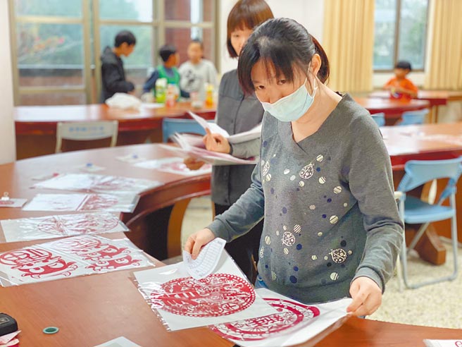 花莲县寿丰乡志学国小避免鸟类遭「窗杀」，利用雷射切割机制作窗花，也发起义卖并把所得作为田径队竞赛旅费。（志学国小提供／罗亦晽花莲传真）