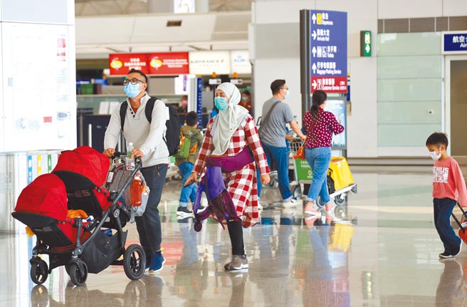 中国宣布1月31日起不承认英国的BNO护照。图为2020年3月香港机场旅客出入境。（中新社）