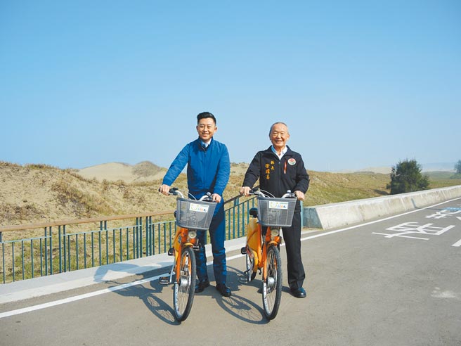 新竹市与苗栗县共同打造1.2公里串联竹苗的自行车道，市长林智坚（左）与县长徐耀昌29日出席开工典礼。（邱立雅摄）