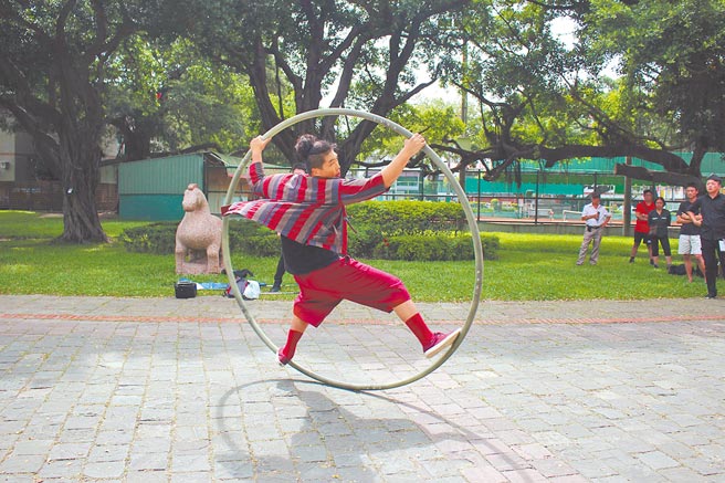 台中市街头艺人申请以往採用考照制，今年开始将改採登记制，许多街头艺人大秀身手考证照的景象未来将不復见。（文化局提供／林欣仪台中传真）