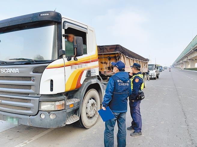 芳苑近来卡车频繁运载土方回填养殖池、农地，掀起疑虑，彰化县环保局，配合当地派出所，拂晓强力执行拦查清运车辆。（彰化县环保局提供／吴敏菁彰化传真）