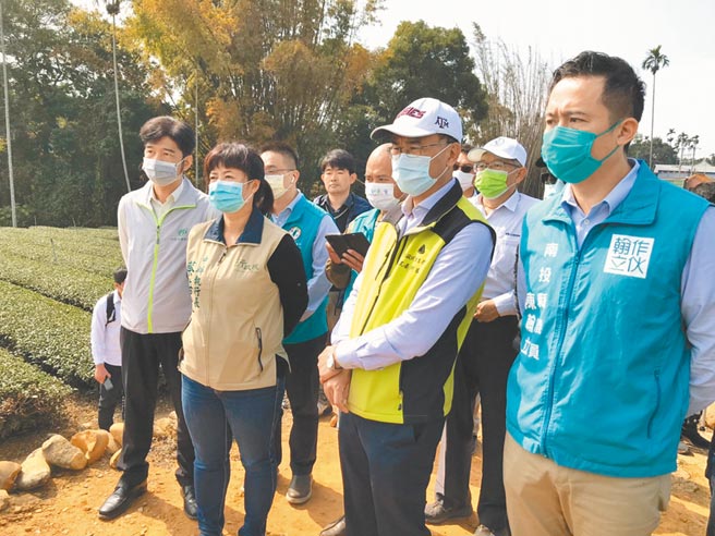 农委会主委陈吉仲（右二）29日前往名间乡会勘，允诺将以3阶段计画更新，完整地方的旱灌计画。（行政院中部联合服务中心提供／黄立杰南投传真）