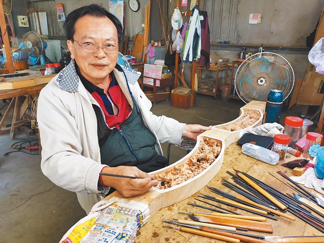 台南市白河大仙寺整修宝殿宝殿时，培养自己的工匠团队。（刘秀芬摄）