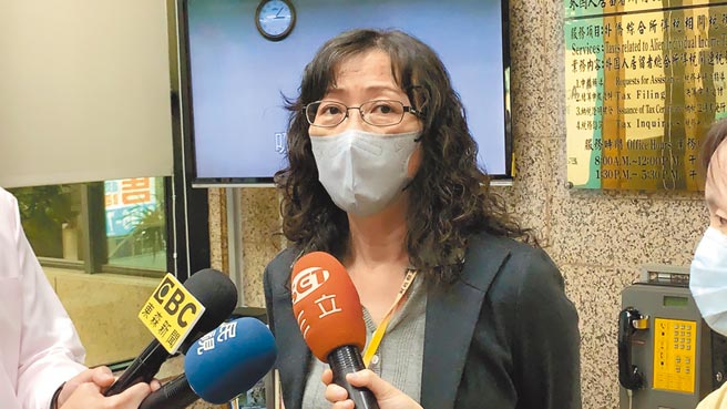 針對高雄發票哥爽中33張發票，高雄國稅局服務科長王美淑表示，不管消費金額大小，只要中獎了就可以領取獎。（柯宗緯攝）