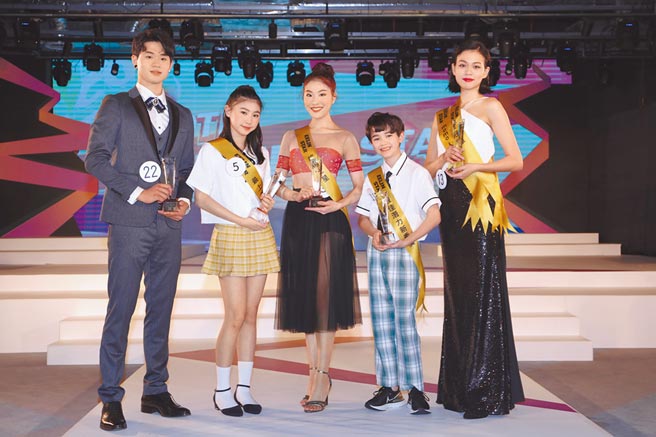 男模组卜宪正（左起）、花漾少女组林睫欣、演艺组陈郁臻、花漾少男组刘仁斯、女模组练以婷昨拿下各组的冠军。（伊林娱乐提供）