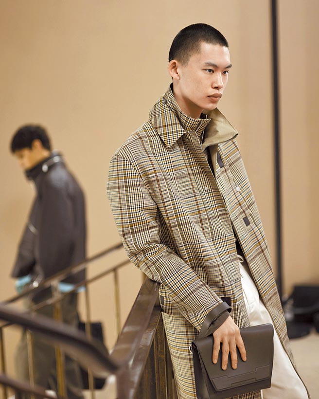 爱马仕本季线上直播开放观眾选择不同角度镜头，而影片透过模特儿们在楼梯间行走碰面，呈现日常感。（Hermes提供）