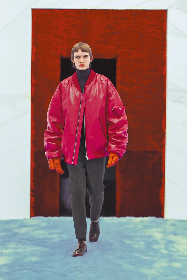 Prada创意总监Raf Simons首度与创办人Miuccia Prada合作男装系列，就成功交出漂亮成绩单。造型有抢眼色彩又保有两者之间的设计哲学，涵盖文化与二元性去性别化理念。（Prada提供）