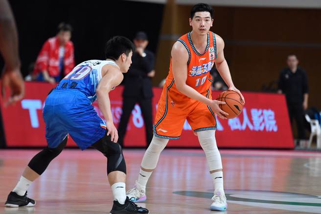 胡珑贸30日拿下生涯首次双十数据，且帮福建击退天津。(新华社)