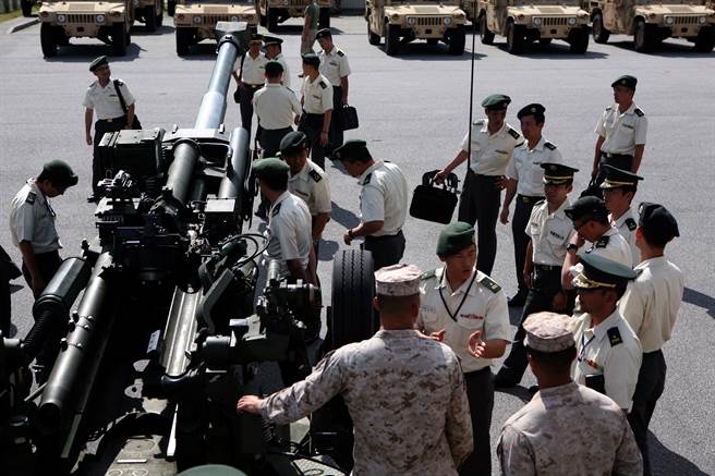 霍农认为，美日同盟让美国可在亚太地区维持前进部署与战备兵力，却是由日本买单；加上拜登为国内事务所缠身，该同盟让拜登可在解决国内问题的同时，仍保持在国际事务的影响力。图为美军向陆自学官简介M777A2。(图/DVIDS)

