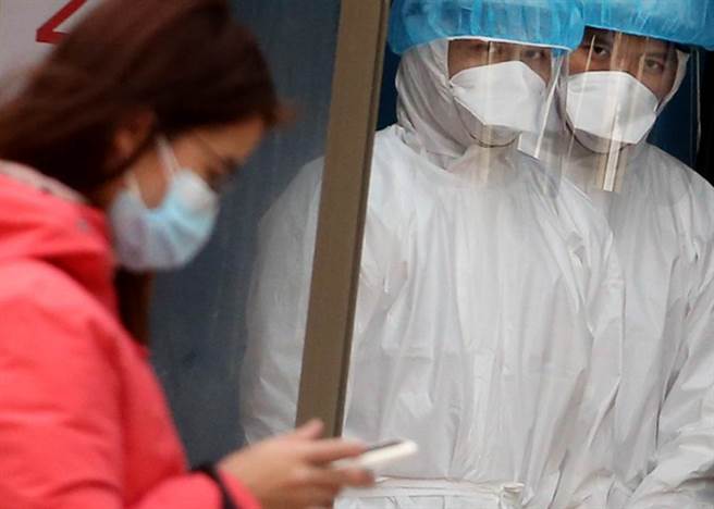 随着部桃群聚扩大，医师担心病毒潜伏期拉长，恐不利防疫。（范扬光摄）