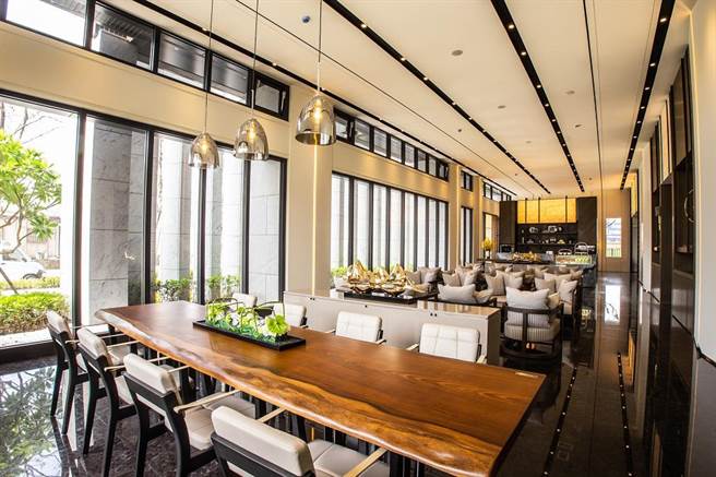 「河蓝湾」会客交谊厅以日式低调奢华风格为装修主轴，完美移植东京阿曼饭店素华美学。(图/业者提供)