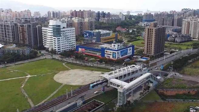 淡水轻轨＆家乐福。(图/业者提供)