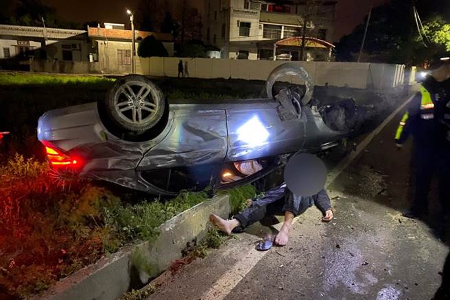 男子帶毒見警心虛落跑，在產業道路上自撞翻車。（新湖分局提供／羅浚濱新竹傳真）
