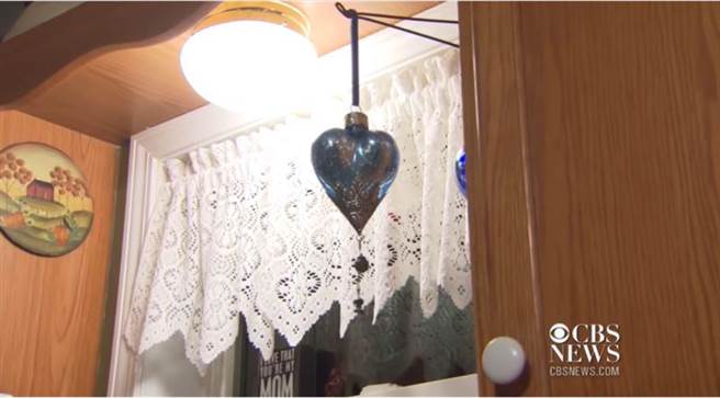 妈妈买一枚心形吊坠送女儿，女儿一看惊觉是「骨灰瓮」（图／翻摄自CBSN画面截图）